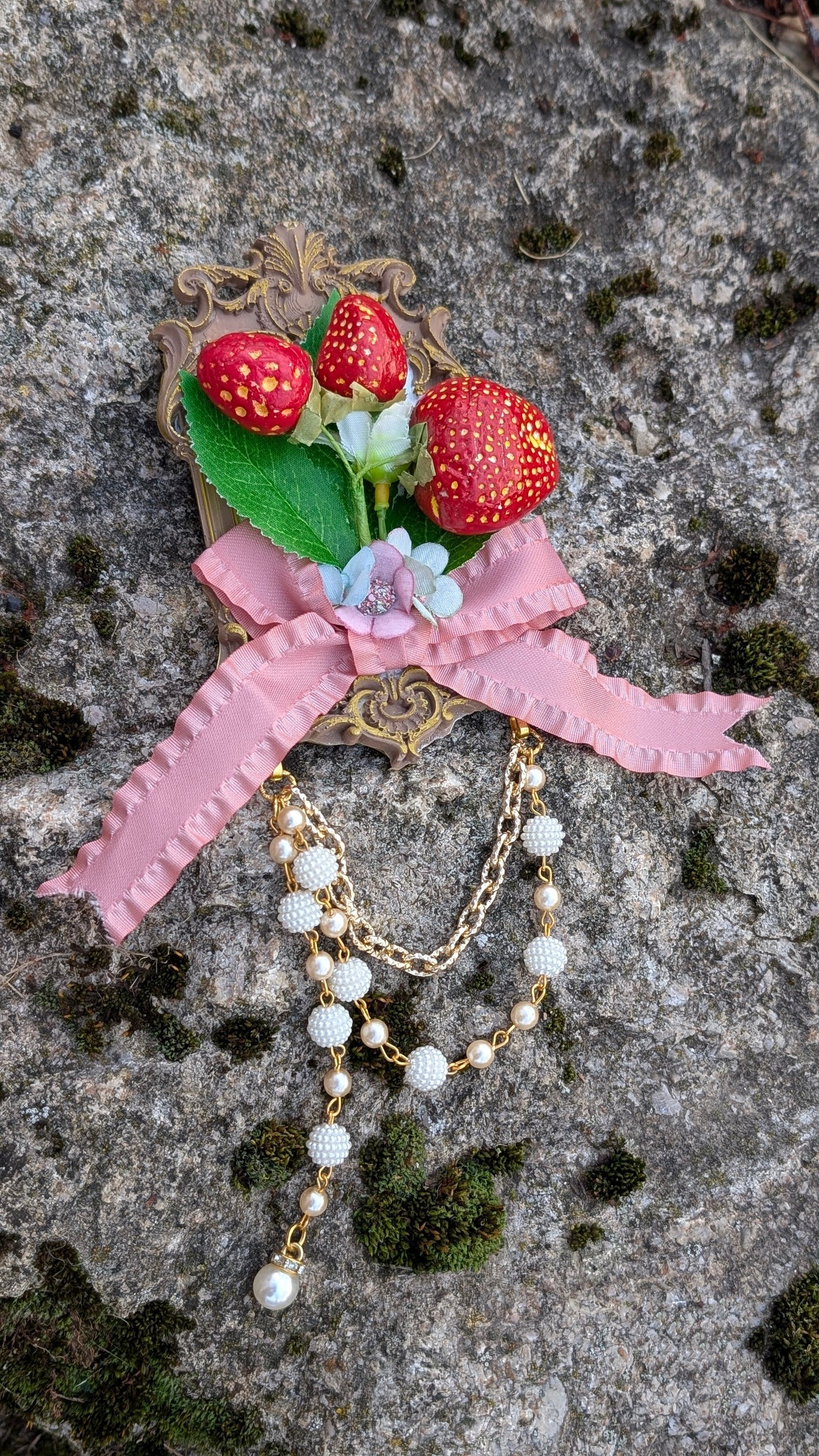 Brosche "Erdbeer Strauß"