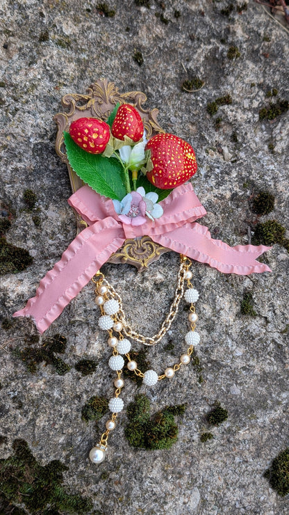 Brosche "Erdbeer Strauß"