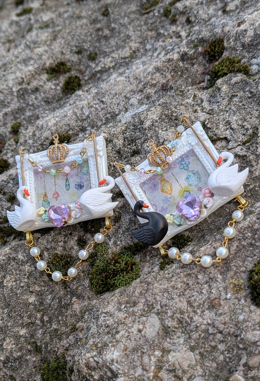 Brosche "Schwäne" • weiß • schwarz/weiß