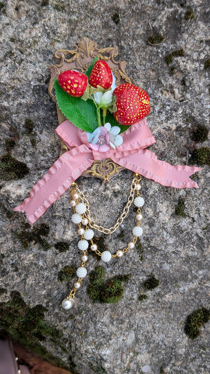 Brosche "Erdbeer Strauß"