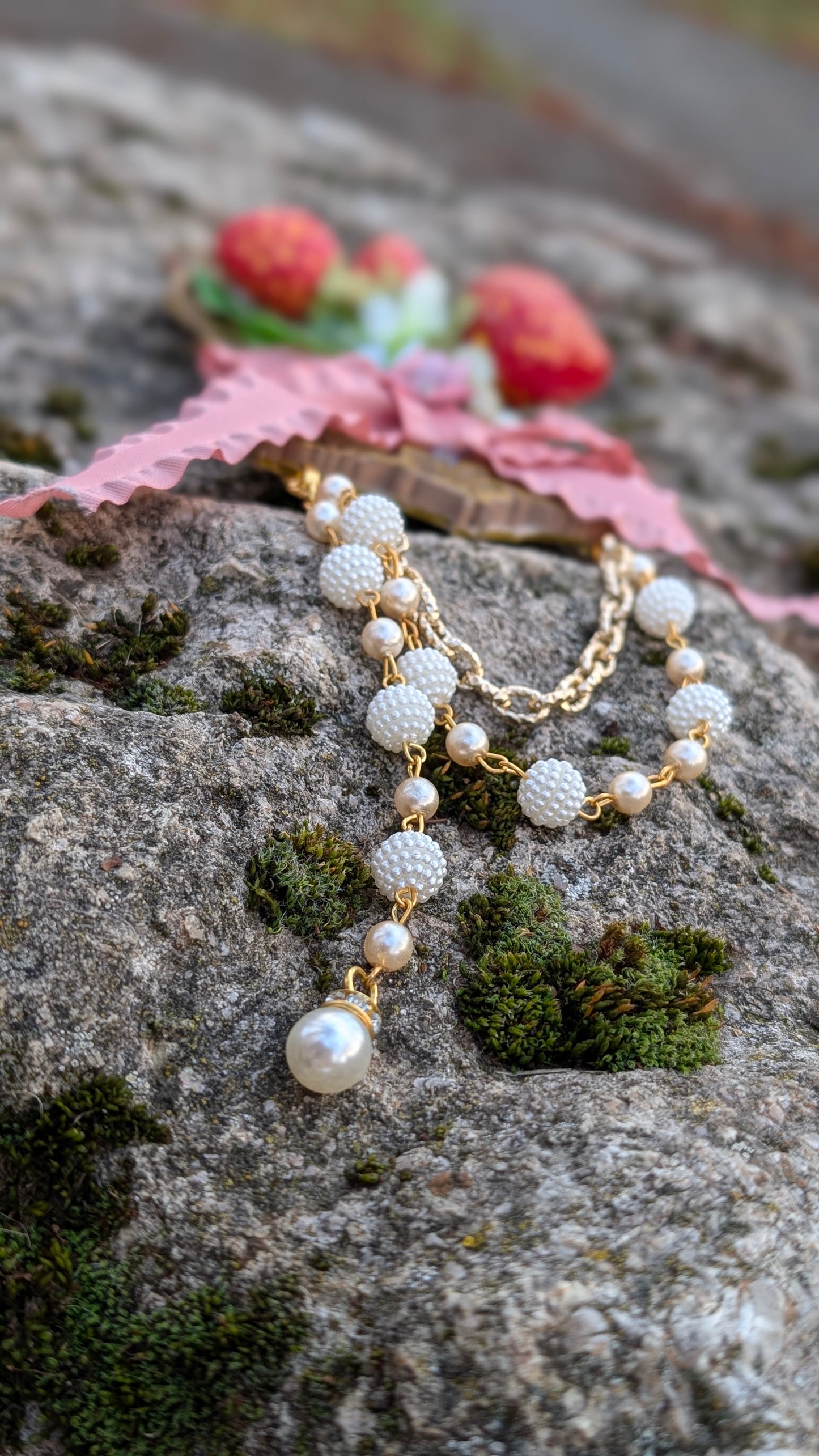 Brosche "Erdbeer Strauß"