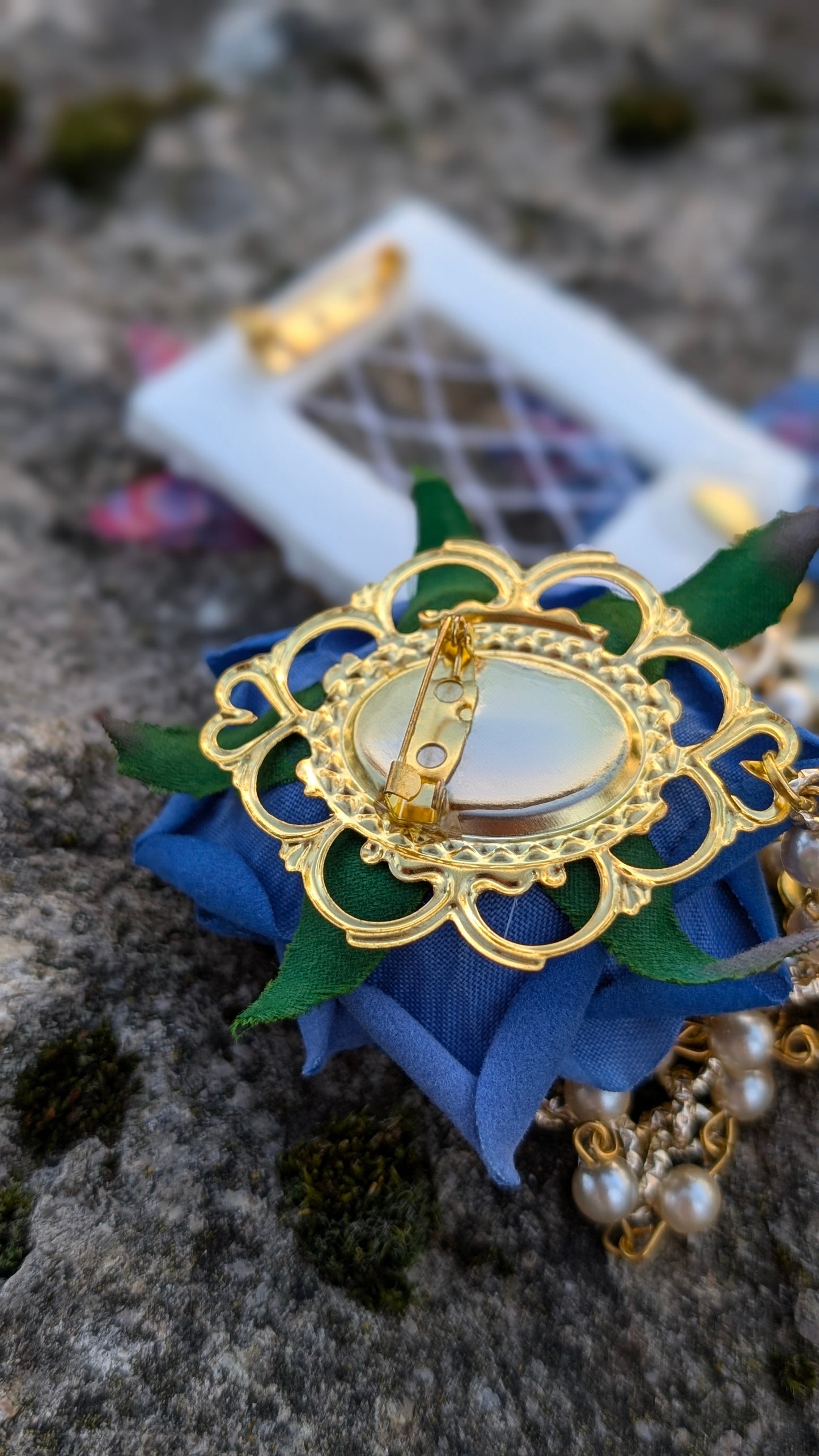 Ketten Brosche "Rosenfenster" • Blau • Schwarz